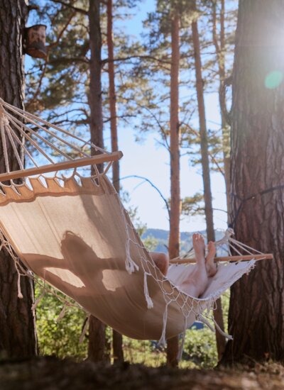 Hängematte zwischen den Bäumen im WellnessWald Himmelreich bei Aigen 13 im Waldviertel – ein ruhiger Platz zum Entspannen in der Natur.